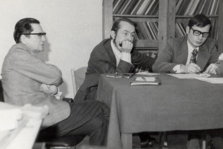 Jerzy Wojtowicz (pierwszy z lewej) w czasie zebrania Zakładu Historii Powszechnej i Polskiej XVI–XVIII w., dalej Janusz Małek i Kazimierz Maliszewski; Toruń, 14.12.1978 (Fotokronika IHiA) 